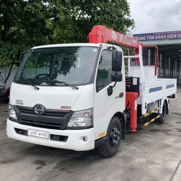 Cho thuê xe tải Hino 3 tấn gắn cần cẩu Unic có giỏ nâng người Cho thuê xe tải Hino 3 tấn gắn cần cẩu Unic có giỏ nâng người